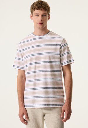 T-shirt a maniche corte a righe in colori pastello chiari: rosa, crema e blu navy. Scollo rotondo, tessuto morbido e vestibilità comoda.