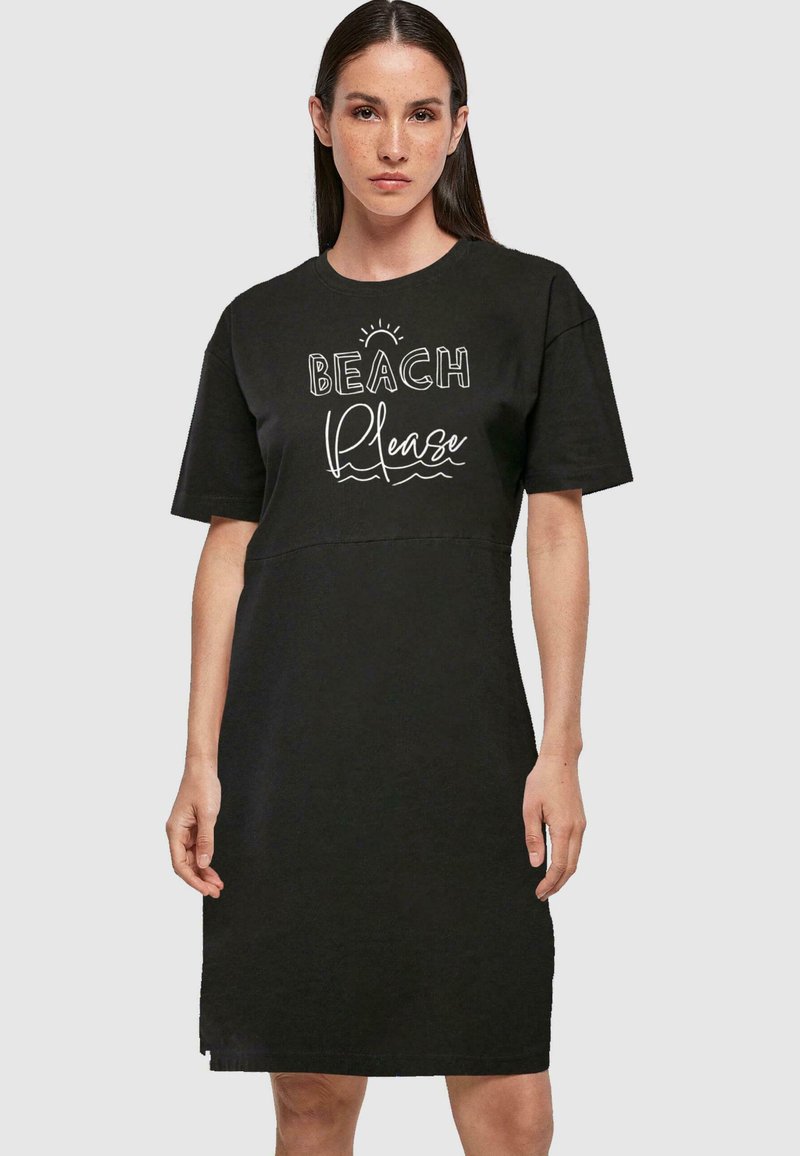 Czarna sukienka z bawełny z krótkimi rękawami i luźnym krojem. Z przodu znajduje się biały napis "BEACH Please" z grafiką słońca i fal.