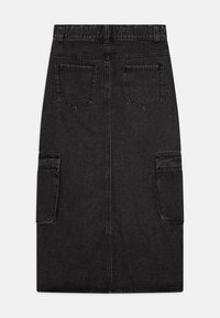 Falda de mezclilla negra con corte recto, dos grandes bolsillos cargo y una cintura trasera. Presenta un diseño simple y costuras mínimas.
