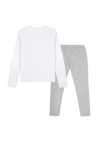 Langärmliges weißes Baumwollhemd und graue Baumwollleggings. Das Hemd hat einen Rundhalsausschnitt, während die Leggings einen elastischen Bund aufweisen. Weiche Texturen.