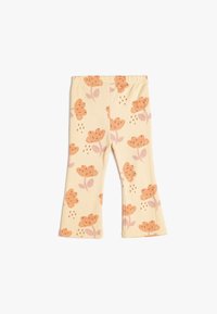 Bredde leggings i lysegult stof med et heltrykt blomsterdesign i fersken og pink, med delikate detaljer som små prikker.
