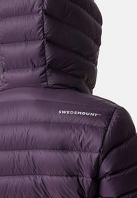 Ciemnofioletowa pikowana kurtka z kapturem, ukazująca górną część pleców i ramię z białym logo "Swedemount".