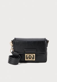Melnas ādas pleca soma ar platu siksnu un zeltainu kvadrātu aizdari, kurā redzams Love Moschino logo.