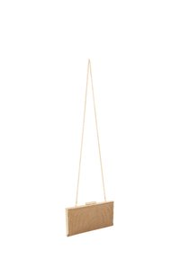 Rektangulär clutchväska med en guldfärgad kedja, med en texturerad beige yta och en låsning på toppen.