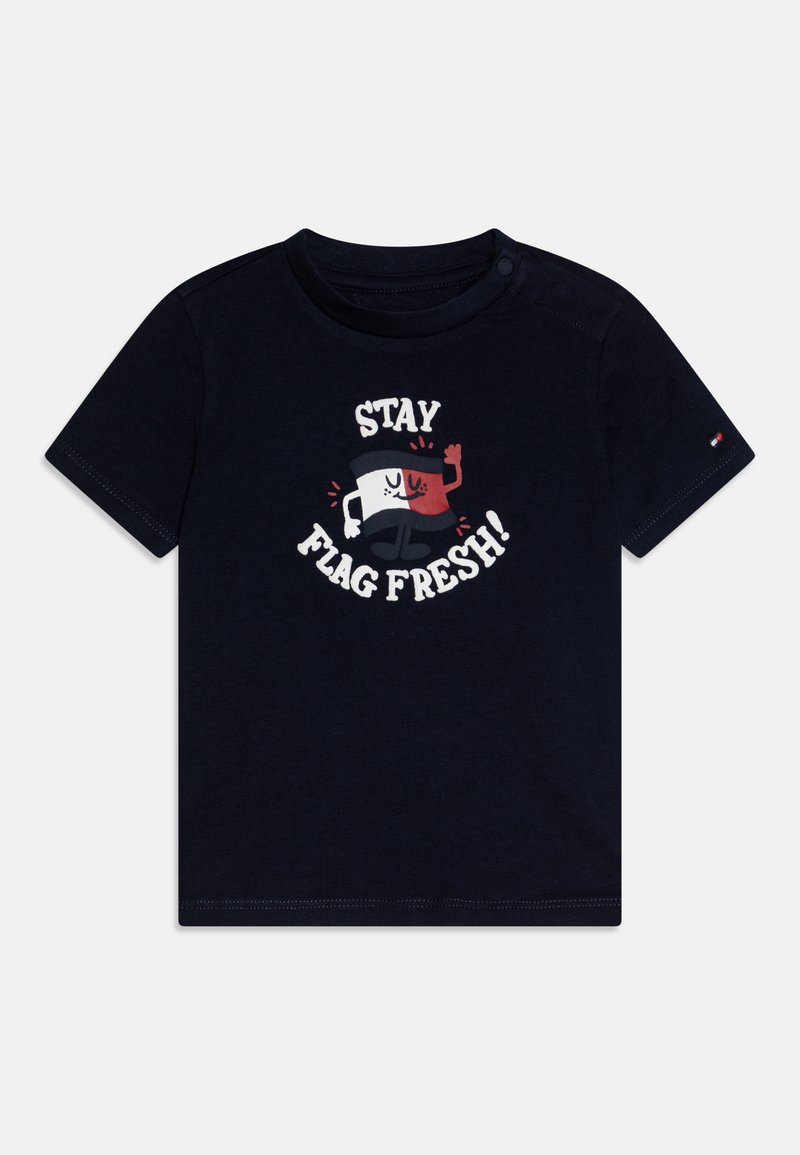 Camiseta de algodón azul marino con un diseño gráfico que muestra el texto "¡MANTEN LA BANDERA FRESCA!" y un personaje de bandera estilizado. Mangas cortas, cuello redondo.