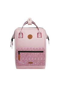 Zaino in tessuto rosa con tasca frontale a motivo geometrico, maniglia superiore e chiusura con zip. Presenta un logo in pelle e una zip con tirante.