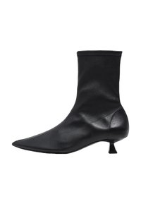 Czarny botek za kostkę z elastycznym materiałowym wierzchem, szpiczastym noskiem i niskim obcasem typu kitten heel. Gładka faktura, minimalistyczny design bez widocznych zapięć.