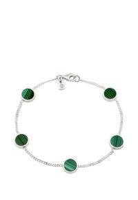 Silbernes Gliederarmband mit fünf rund geformten grünen Malachitsteinen, gleichmäßig verteilt, und einem Karabinerverschluss mit einer kleinen gravierten Plakette.