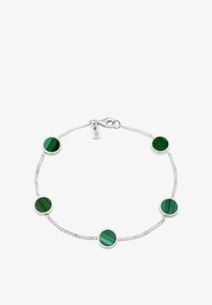 Bracelet en chaîne argentée avec cinq pierres rondes de malachite verte, espacées uniformément, et une fermeture à mousqueton avec une petite plaque gravée.