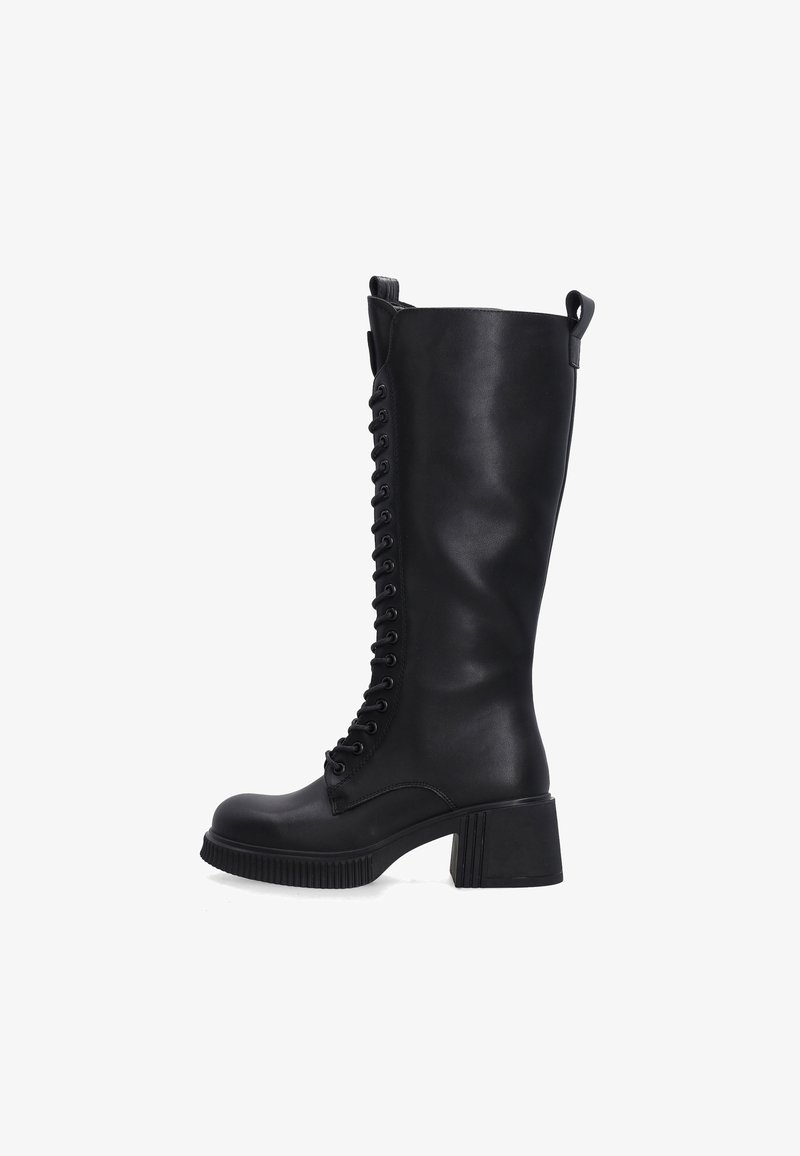 Černé kozačky až po kolena mají hladký materiál, šněrování vpředu, blokový podpatek a madlo na zadní straně pro snadnější obouvání.