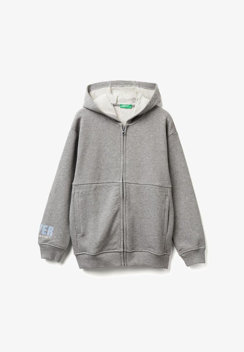 Sudadera con cremallera gris que presenta un bolsillo frontal, puños y dobladillo acanalados, y un interior de felpa blanca. Una manga tiene un detalle de texto azul.