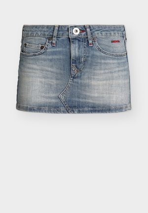 Mini-jupe en denim bleu délavé avec boutons sur le devant, passants pour ceinture et poches, présentant un léger effet usé et une broderie rouge "BDG" sur la poche droite.