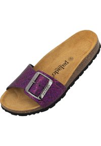 Fioletowe klapki w deseń z szerokim paskiem, metalową klamrą, korkową wkładką oraz czarną gumową podeszwą, z teksturowanym wykończeniem.