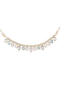 Collier en perles avec des maillons en métal doré, présentant des accents en pierres transparentes et aqua en formes de goutte et de rond sur un cordon beige.