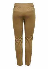 Poddajné hnědé kalhoty s elastickým pasem, úzký střih, dvě zadní kapsy a hladká textura látky.