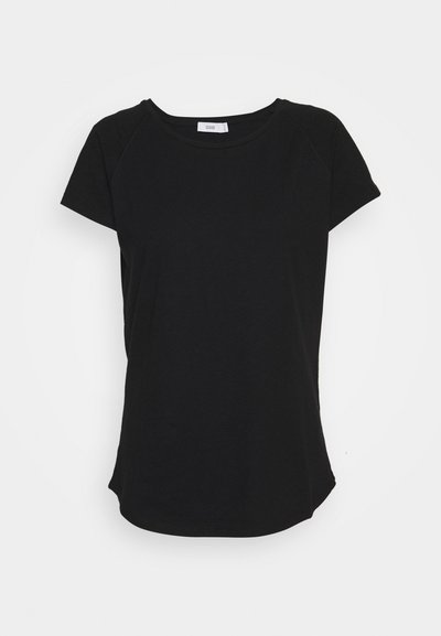 Camiseta negra de manga corta con cuello redondeado, fabricada en suave algodón y con dobladillo curvado. Sin estampados ni detalles de hardware visibles.