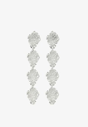 Wiszące srebrne kolczyki z czterema połączonymi romboidalnymi segmentami pokrytymi małymi, błyszczącymi kryształkami na białym tle.