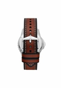 Brauner Lederuhrband mit kontrastierenden weißen Nähten. Verfügt über mehrere Löcher zur Anpassung. Silberne Metallschließe mit Branding.