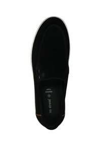 Chaussure slip-on en daim noir avec une semelle en caoutchouc blanche, dotée d'un subtil accent marron et d'une semelle intérieure en mousse à mémoire pour le confort.