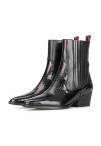 Botas de tobillo negras hechas de cuero brillante con textura de cocodrilo, punta afilada, paneles laterales elásticos y un tacón bajo y apilado. Acentos rojos en la parte superior.