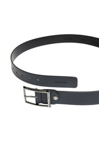 Cintura in pelle blu navy con fibbia rettangolare in argento, caratterizzata da cinque fori e una superficie liscia. Logo all'interno.