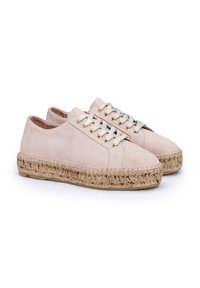 Sneakers di camoscio rosa chiaro con suole in juta intrecciata, dotate di occhielli metallici e lacci chiari. Punta arrotondata e design minimalista.