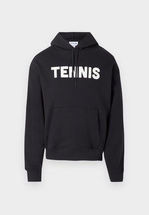 Schwarzer Kapuzenpullover mit Fronttasche und auffälligem weißen "TENNIS"-Schriftzug auf der Brust, ausgestattet mit Kordelzug an der Kapuze und gerippten Bündchen.