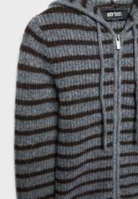 Grau-braun gestreifter Hoodie aus strukturiertem Strickmaterial mit Frontreißverschluss und Kapuze, mit lässigem, entspanntem Schnitt.