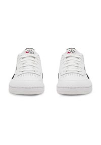 Ein Paar weiße Reebok-Ledersneaker mit schwarzen Seitendetails, weißen Schnürsenkeln und einem roten, schwarzen Logo auf der Zunge, Vorderansicht.