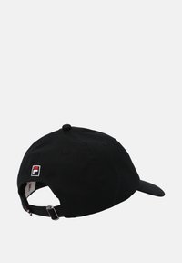 Gorra de algodón negra con visera curva, correa ajustable en la parte trasera y logo bordado en rojo y blanco en el lateral. Diseño clásico.