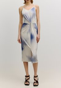 Ärmelloses Midikleid in Creme- und Blautönen mit einem geknoteten Taillenbereich, einem Schlitz vorne und dünnen Trägern. Glattes, dehnbares Material.