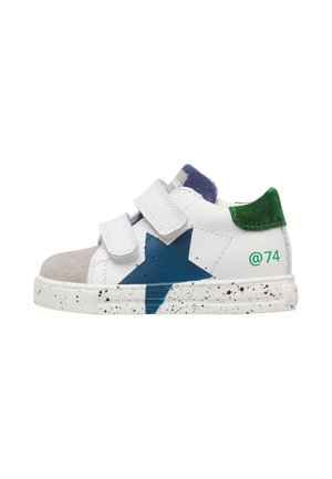 Scarpa da ginnastica bianca per bambini con stella blu sul lato, punta in camoscio grigio, linguetta verde sul tallone, linguetta blu, due strisce bianche in velcro e suola screziata.