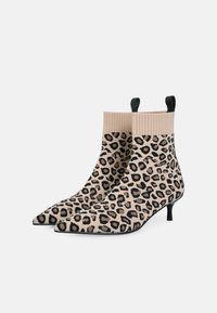 Leopardenmuster Ankle Boots aus Strickstoff mit spitzem Zehen, in Beige und Schwarz, mit gerippten oberen Teilen und Kitten heels.