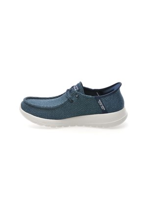 Baskets texturées bleues avec une tige douce, dotées d'un bout arrondi, d'une semelle blanche rembourrée et d'un système de laçage pour un maintien sûr.