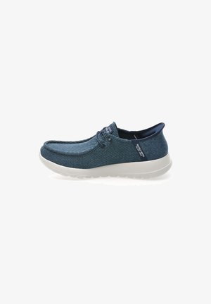 Sneaker blu con texture, dotato di una tomaia morbida, punta rotonda, suola bianca ammortizzata e un sistema di allacciatura per una vestibilità sicura.