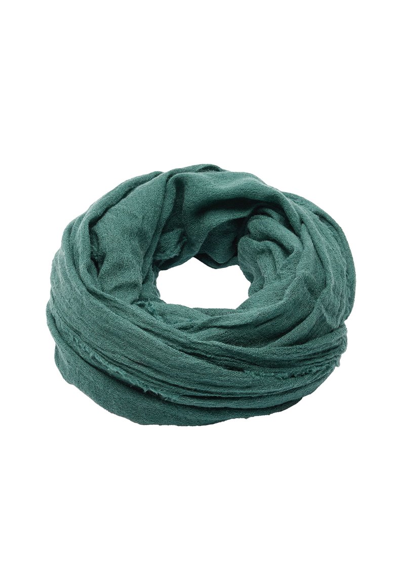 Zielony, dzianinowy szal w nieskończoność wykonany z miękkiego, teksturowanego materiału, z pętlą w designie, z warstwowymi fałdami i strzępionymi brzegami dla dodatkowego efektu.