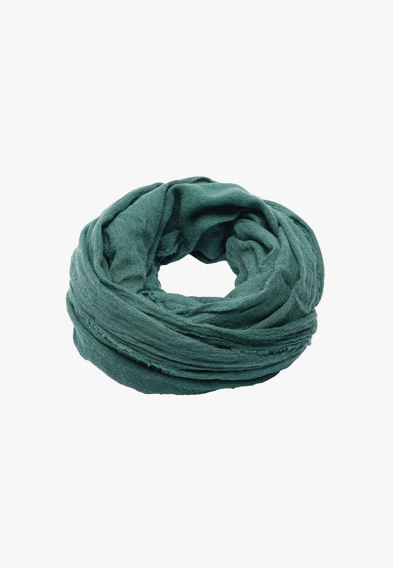 Zielony, dzianinowy szal w nieskończoność wykonany z miękkiego, teksturowanego materiału, z pętlą w designie, z warstwowymi fałdami i strzępionymi brzegami dla dodatkowego efektu.