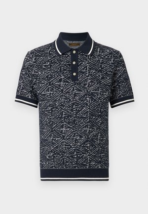 Μπλε ναυτικό πόλο πουκάμισο με αφηρημένο λευκό γεωμετρικό σχέδιο, κλειστή λωρίδα με κουμπιά, ριμπ κολάρο και μανσέτες με λευκές ρίγες.