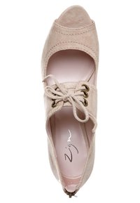 Chaussure femme beige en daim à lacets avec bout ouvert et détails cousus, vue de dessus sur fond blanc.