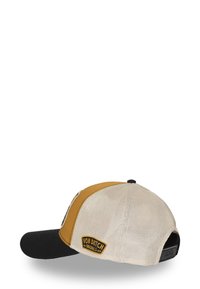 Casquette de baseball avec un dos en maille beige et un devant couleur tan doré. Comprend une visière noire et un patch logo brodé sur le côté.