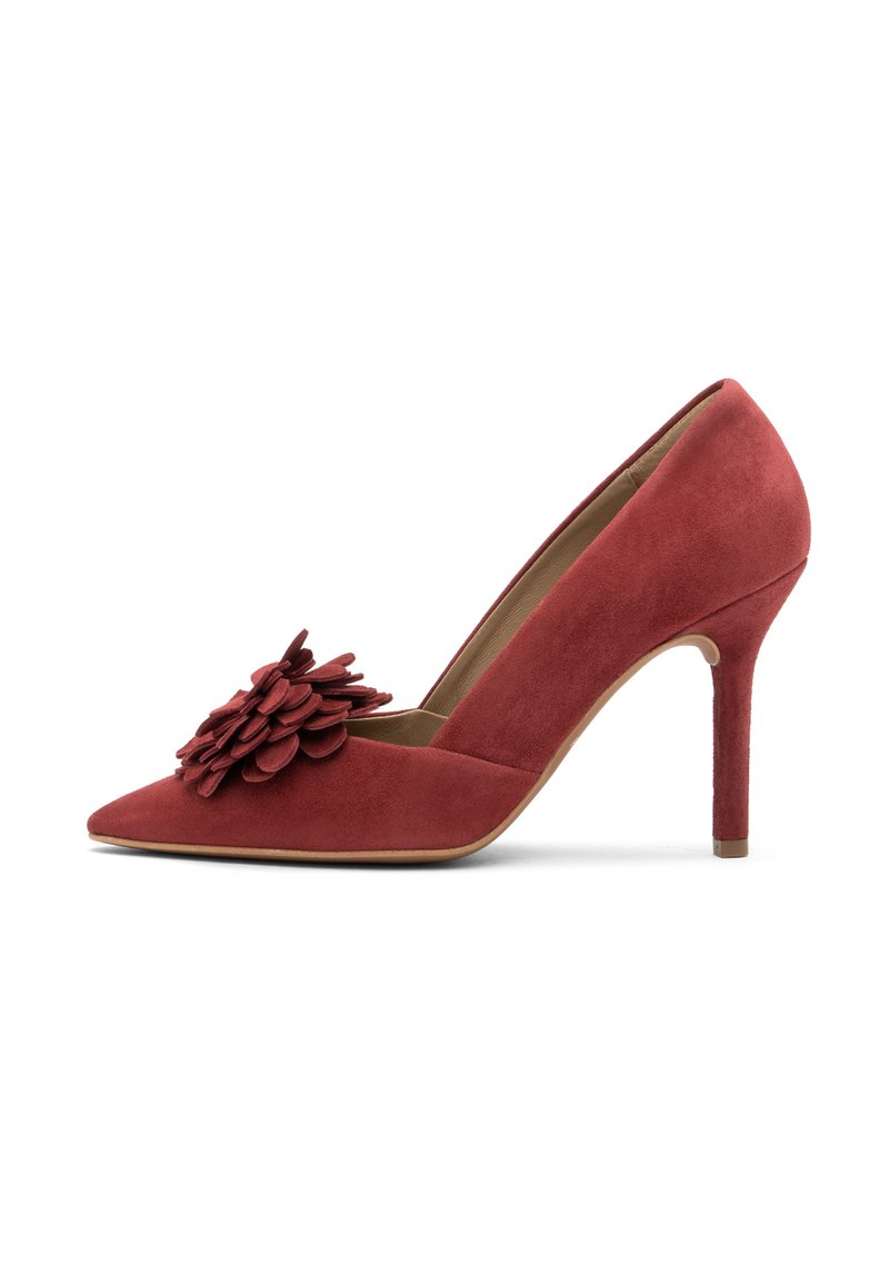 Czerwone zamszowe szpilki z ostrym noskiem, zdobione kwiatową aplikacją na przodzie oraz smukłym obcasem typu szpilka. Gładka faktura i starannie zaprojektowana konstrukcja.