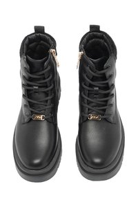 Stivaletti neri alla caviglia in pelle sintetica liscia, con punta rotonda, chiusura frontale con lacci, zip laterale e dettagli hardware in oro.