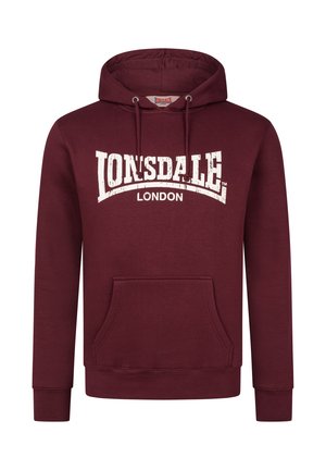 Hanorac maroniu dintr-un material moale, având un buzunar frontal tip kangaroo și un grafic alb uzat cu textul "LONSDALE LONDON" pe piept.