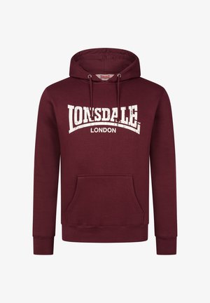 Bordový mikina vyrobená z mäkkého materiálu, s prednou vreckom na klokanov a bielou opotrebovanou grafikou "LONSDALE LONDON" na hrudi.