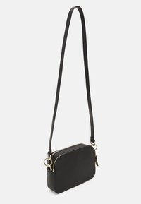 Borsa a tracolla nera in pelle liscia, con forma rettangolare, dettagli in metallo dorato e chiusura con zip.