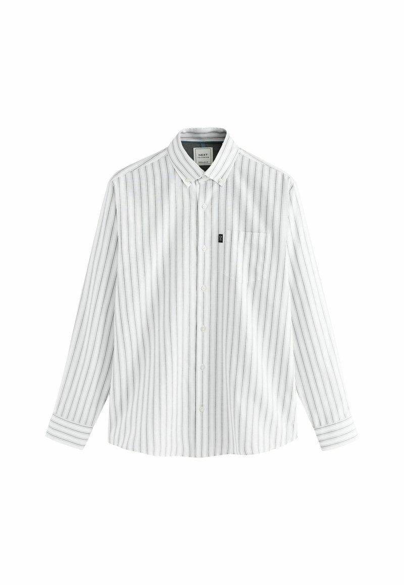 Chemise blanche à manches longues avec des rayures verticales grises, un col pointu et une poche sur la poitrine gauche. Le tissu semble lisse et léger.
