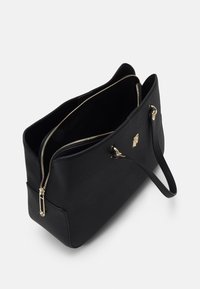 Borsa tote nera con texture, accessori in oro, chiusure con zip e manici doppi; interno spazioso con due scomparti.
