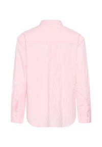 Chemise rose clair à manches longues avec poignets boutonnés et col, vue de dos sur fond blanc.