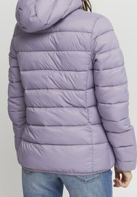 Liliowa kurtka puchowa z kapturem, z pikowanymi panelami, gładkim syntetycznym materiałem i elastycznymi mankietami.