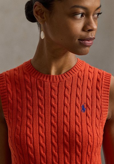 Πλεκτό αμάνικο πουλόβερ σε φωτεινό πορτοκαλί χρώμα με σχέδια κοτσίδας, ριμπ λαιμόκοψη και μικρό μπλε λογότυπο στο στήθος.